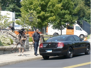 Illustration for article titled Armen Keteyian On A Stool, And Other Strange Scenes From The Greenwich LeBron Stakeout